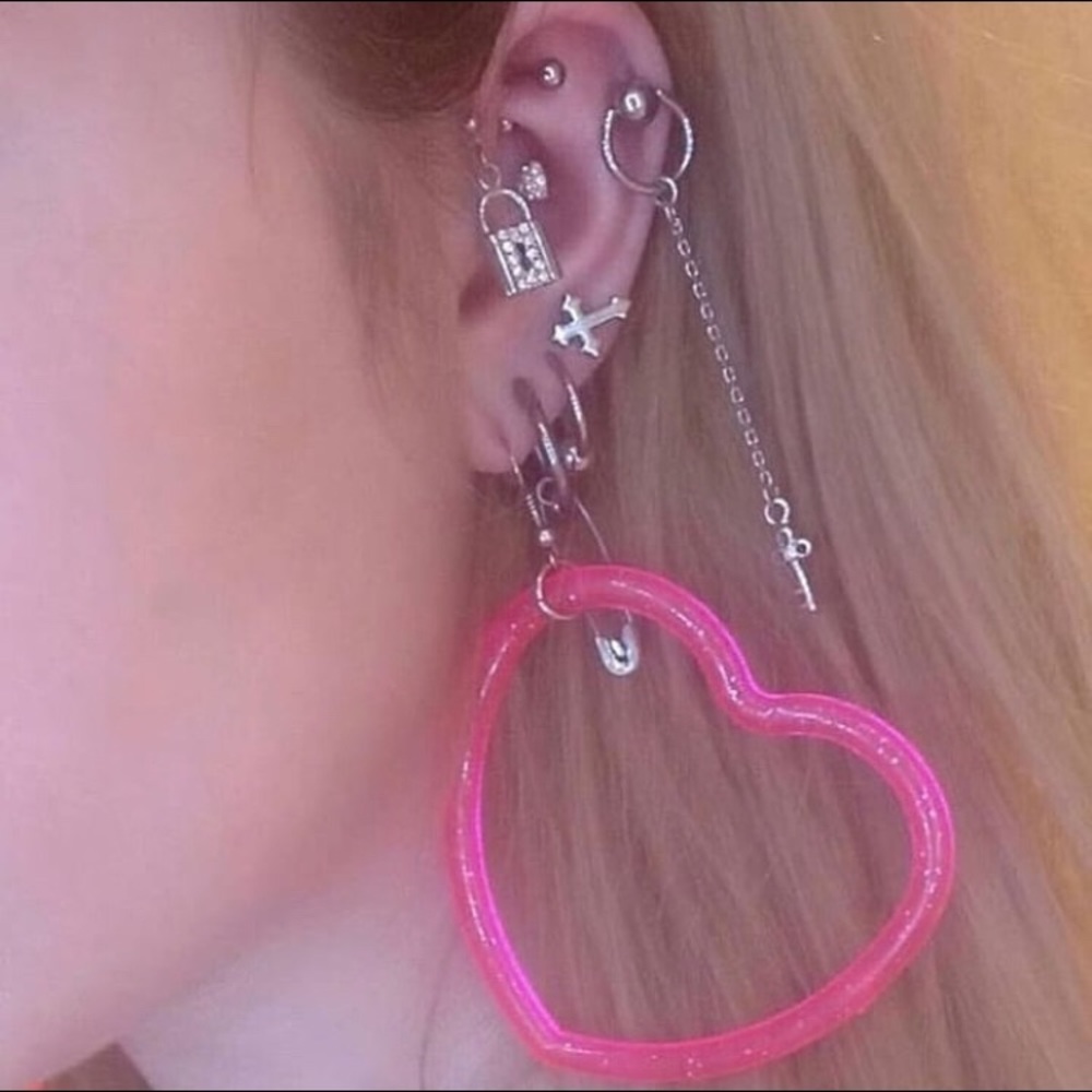 oversized heart earrings 💗
